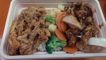 辣白菜五花肉和鸡肉的双拼