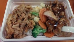 辣白菜五花肉和鸡肉的双拼