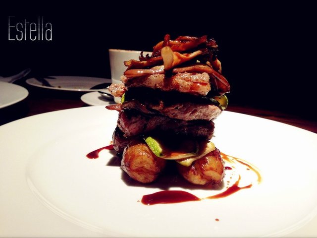 烤AAA加拿大安格斯牛柳扒配烤蔬菜，土豆，红酒汁