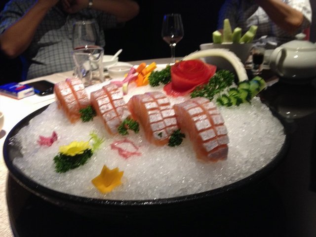 厚切的三文鱼腩,非常新鲜,很肥美。