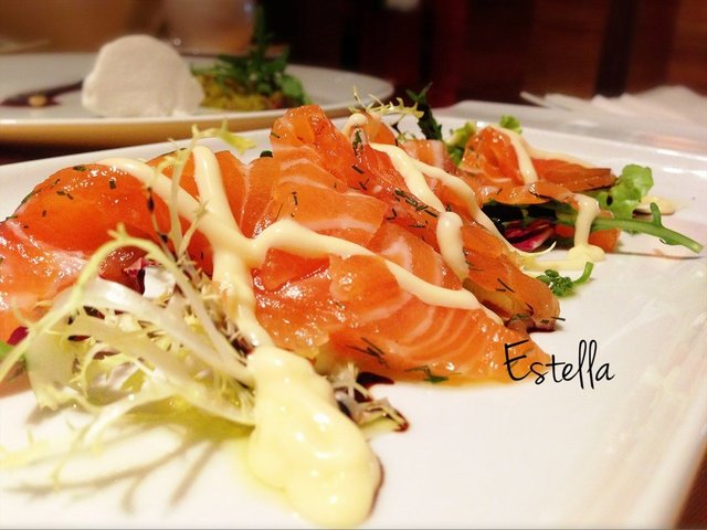 刁草腌三文鱼配混合菜苗和热情果酱