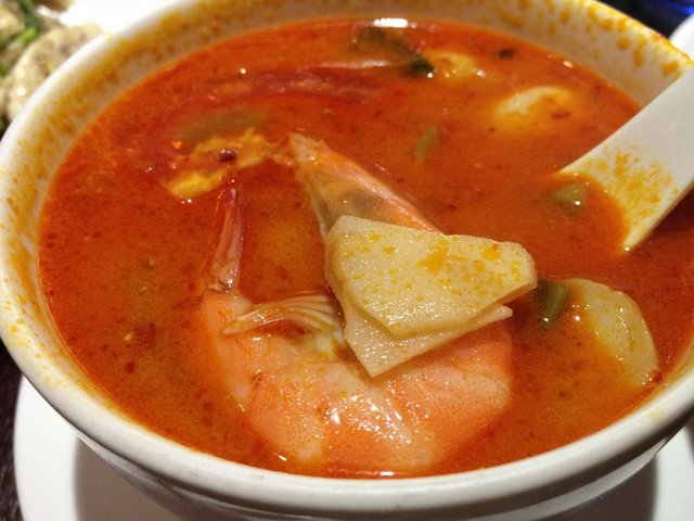 酸酸辣辣的味道，汤里面配料很足，有虾、元贝、蘑菇等等，好吃。