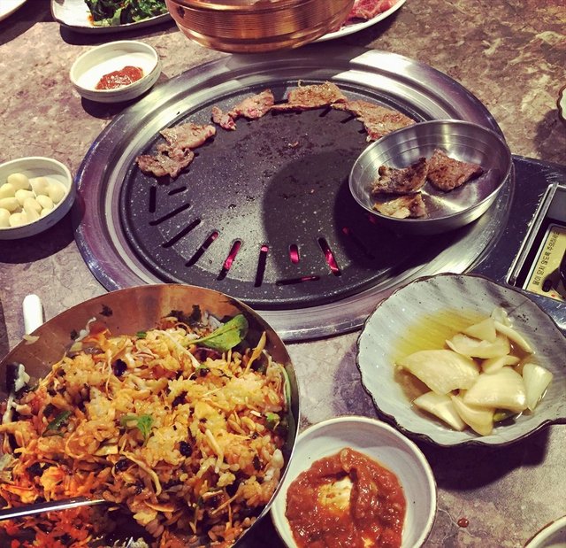 烤肉，泡菜炒饭
