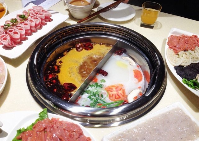鸳鸯锅底，钻石牛肉卷，鸭肠
