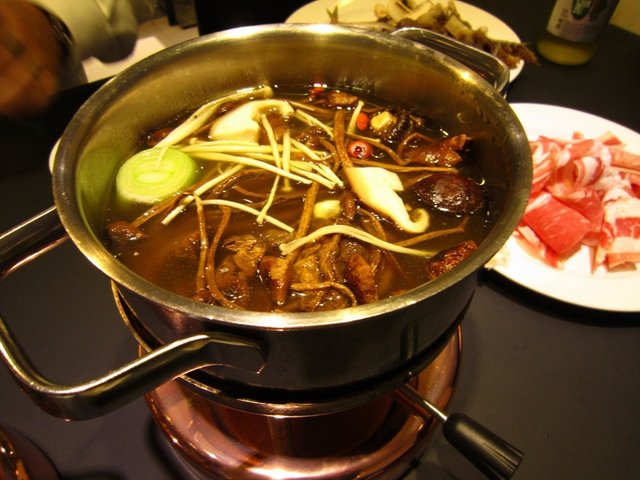 野山菌汤锅