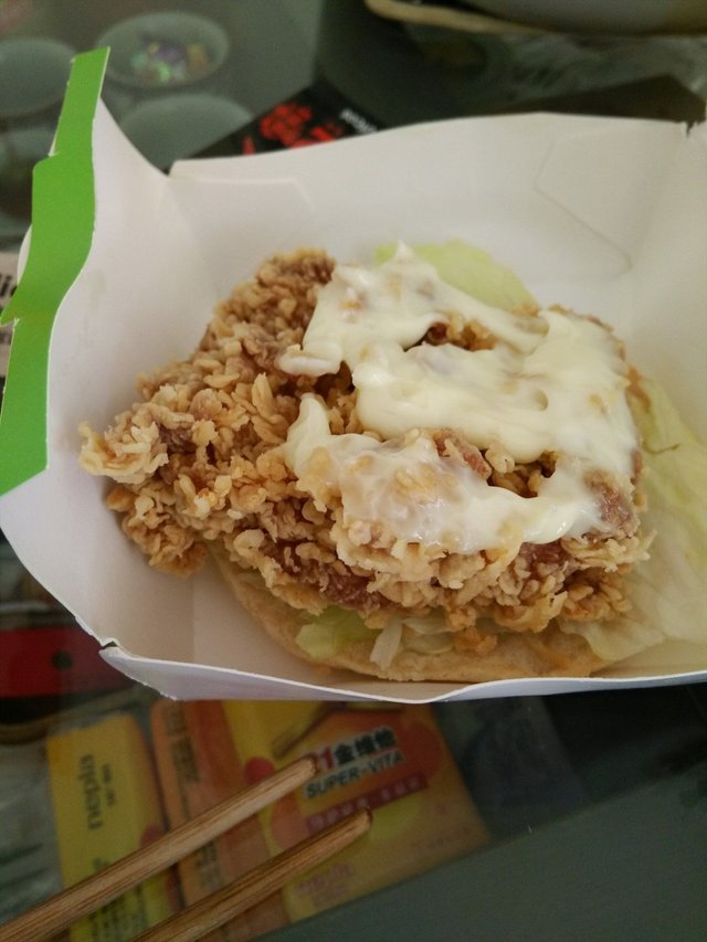 被吃了上面面包的炸鸡腿堡