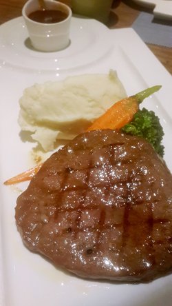 黑椒汁菲力牛排配土豆泥