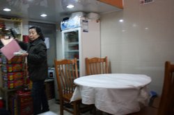 我坐下看见食肆只有四张桌。最多只可以容纳12人。