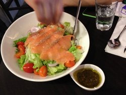 三文鱼色拉