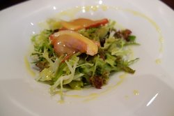 蔬菜西柚色拉配烟熏鸭肉