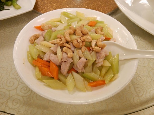 芹菜挺爽口，腰果香脆。