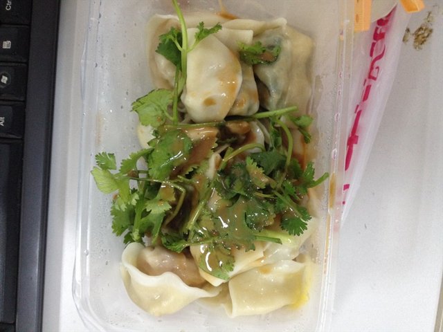 淋上麻酱，撒上香菜，美味啊