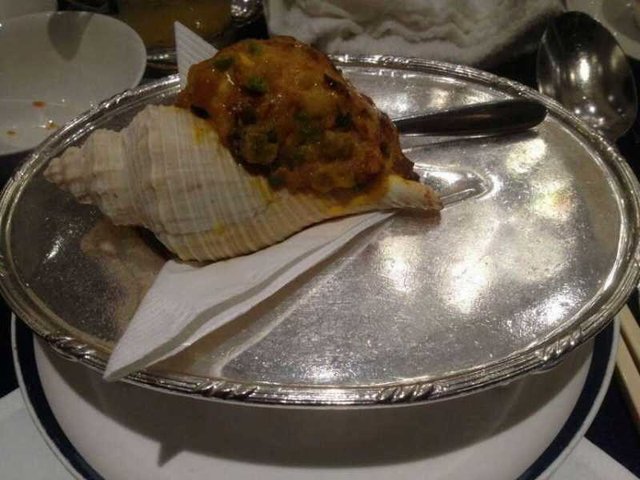 有浓浓的咖喱混合着切碎的螺肉颗粒和蔬菜，味道很不错，最里面还塞着一只蘑菇。