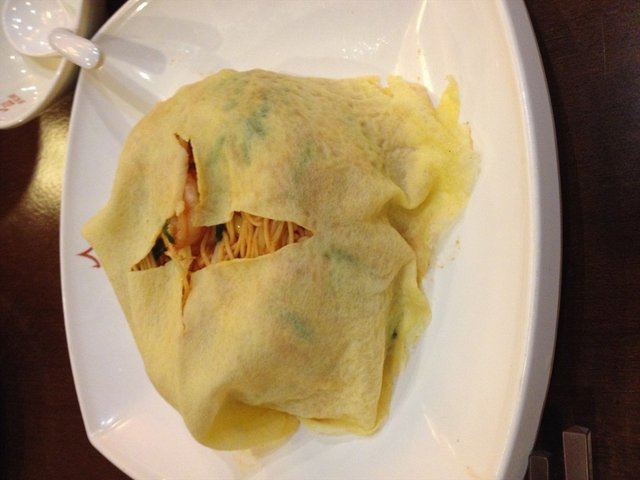 很赞的包蛋，面也很好，量足，料多，海鲜好多，值得。