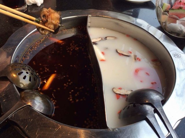 鸳鸯锅底梭边鱼