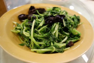 野生黑木耳炒鸡毛菜