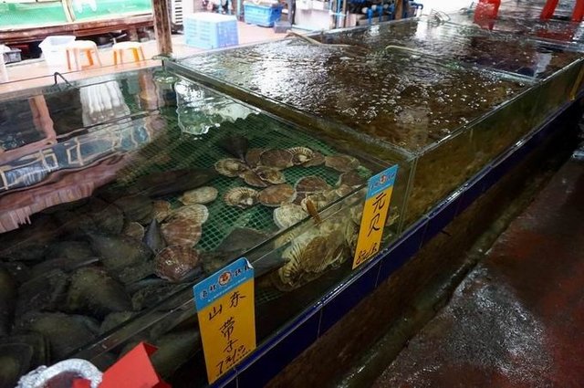 晒一张海鲜栏的图片，海鲜品种其实不算多，价钱比较大众化。