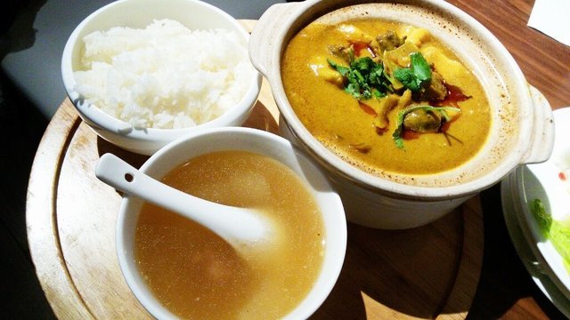 这个真的超赞的，咖喱调的很稠，土豆也软软的，牛肉很多而且很酥烂~冬瓜汤里面也有肉的呢，米饭也很香~