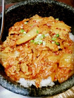 辣白菜五花肉石锅饭