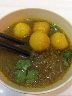 咖喱鱼蛋粉丝捞