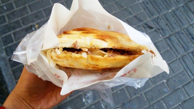 热乎乎的肉香四溢，比普通的肉夹馍要大好多，肉馅也非常的多，不油腻，纯瘦肉，一口下去满足~