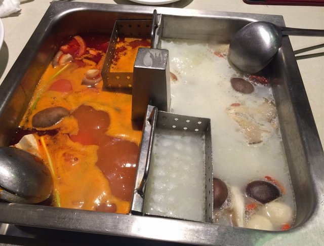 番茄鲜菌双拼锅底