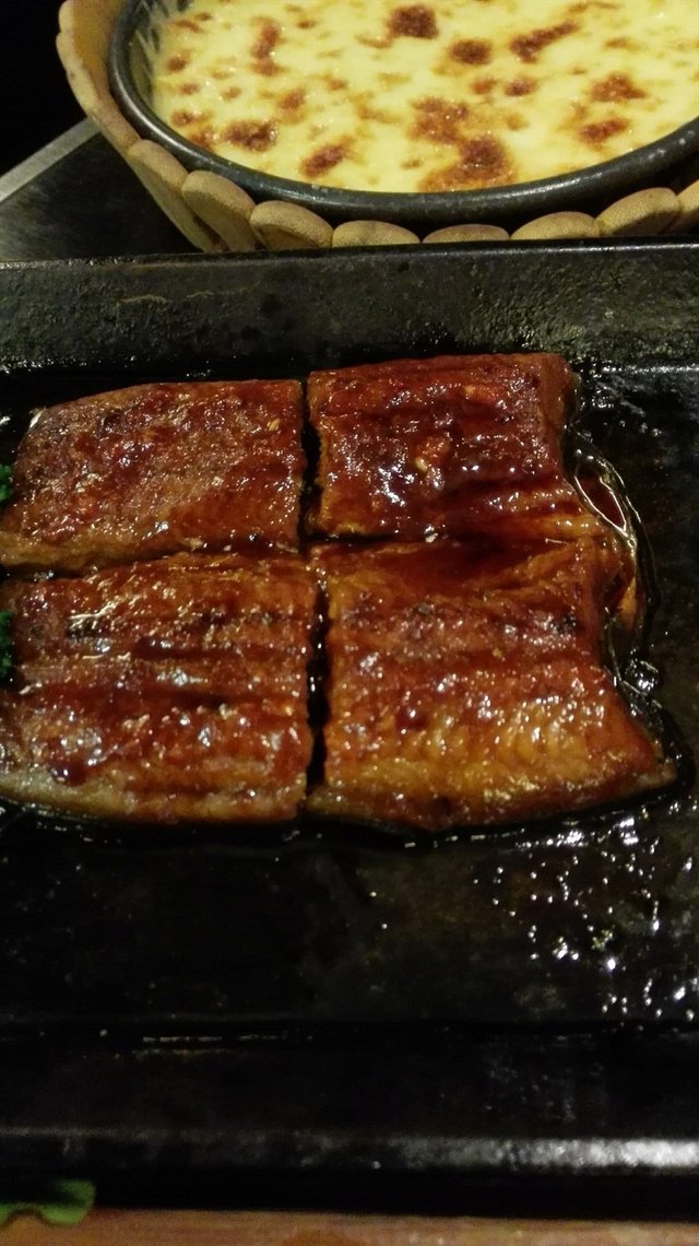 蒲烧鳗鱼配辣白菜