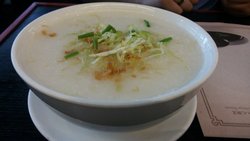 这碗粥我就呵呵哒了， 那么贵也就算了， 说好的海鲜哪去了？ 味道还很淡。