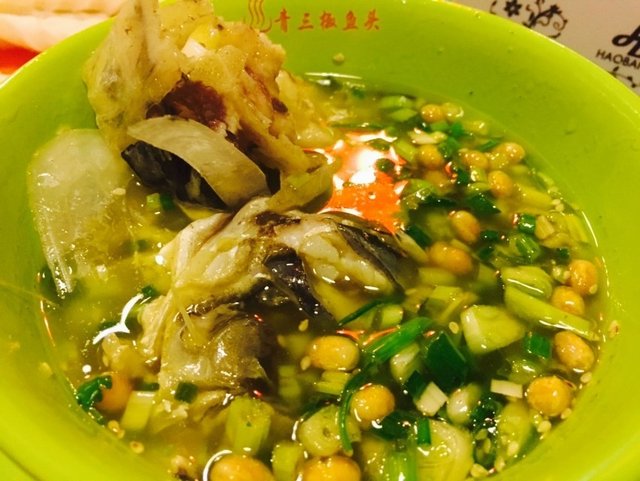 必点评，服务员还是很贴心，煮好后，每个人给我们捞在碗里，鱼肉搭配原汤料碟，简直巴士，鱼肉细腻可口，鱼肉完全无腥味，青椒味十足，余味有点麻味，好吃的停不下来的节奏。
