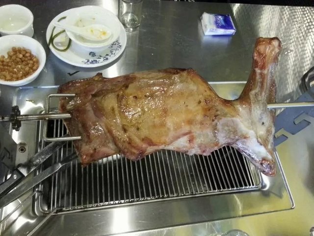 羊腿及一些小菜