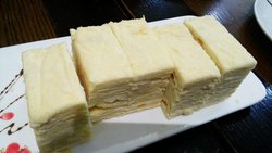 一碟四块，也可以买一块，一块6米，我们五个人要了五块。好像是冻住的羊奶，入口冰凉，扎实的口感很顺滑，一点异味都没有，超好吃。