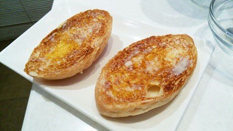 脆皮奶油猪仔包 - 没有分量的空架子,奶油稍许甜了点,面包蛮脆.