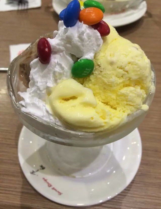 双色圣代巧克力豆冰激凌