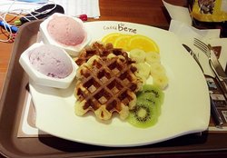 华夫饼配水果冰淇淋