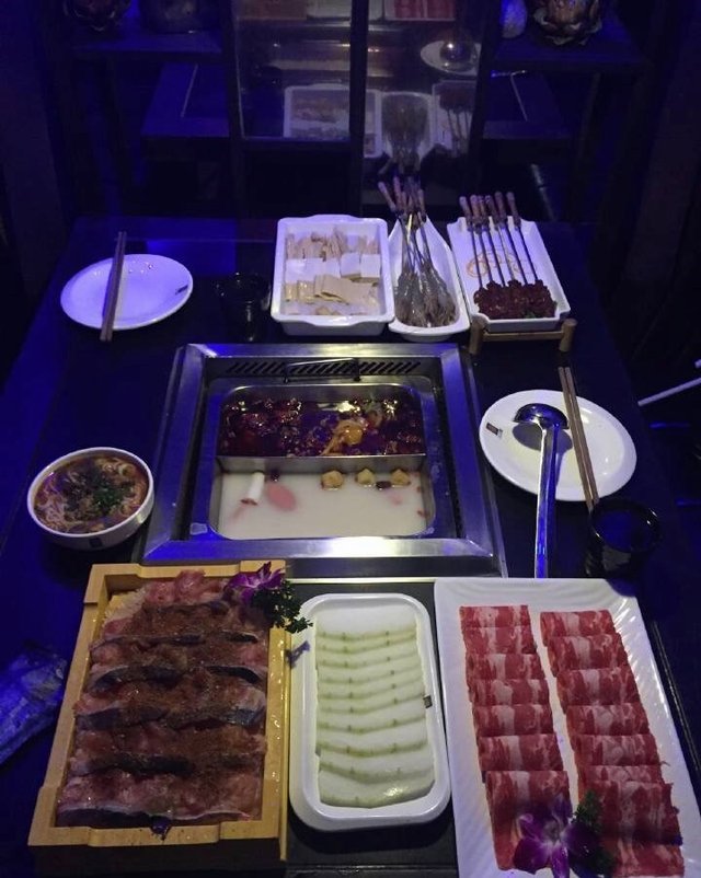 蹄花鸡汤鸳鸯锅
