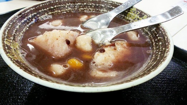点了份红豆沙的热汤底，跟冰的简直不能比，先不说量多少的问题，光是味道就差一大截...