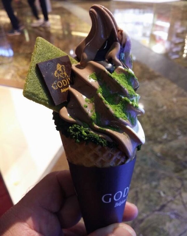 黑巧克力软冰激凌