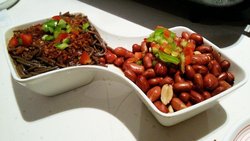 花生和凉粉，微酸不怎么辣。