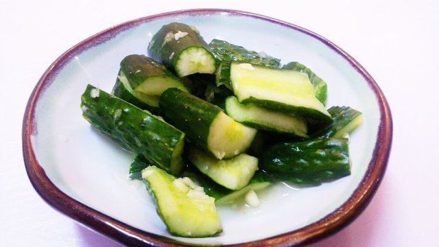 天气太热黄瓜有点软。