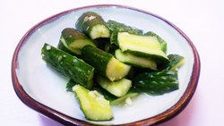 天气太热黄瓜有点软。
