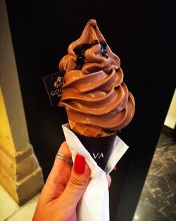 黑巧克力软冰激凌