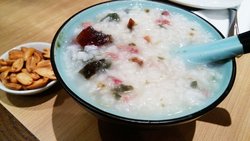 真的是很稠实的一碗，肉和皮蛋都很多，而且很大块，料超足，熬的很久闻着米很香，还附赠了花生米。