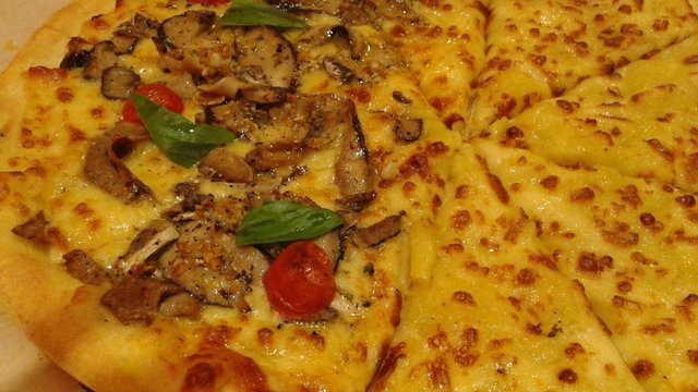 金枕榴梿拼黑松露野菌PIZZA
