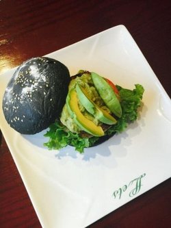 牛油果牛肉黑汉堡