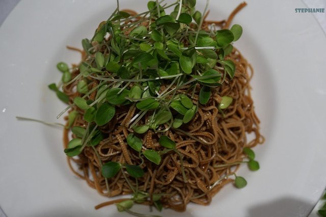 香椿苗拌黑豆腐丝