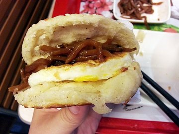 烧饼夹鸡蛋加咸菜