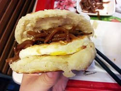 烧饼夹鸡蛋加咸菜