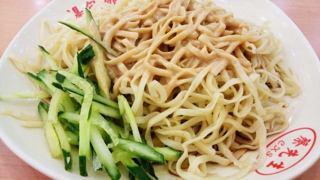 冷面我是不喜欢加菜的，蔡先生家的冷面比别家的面稍微宽一些，吃着也是更实在一点，花生酱放了很多也很浓郁，光是搅拌的时候已经闻到花生的香味，量还是挺大的，吃撑了...