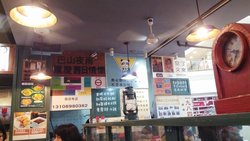 室内很多标语的墙
