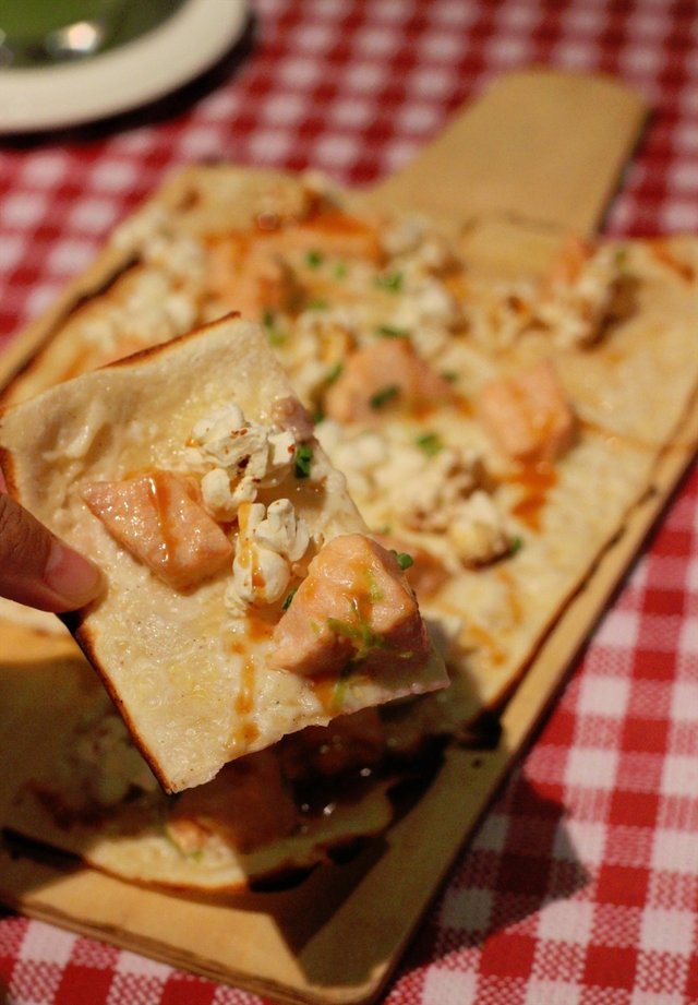 爆米花三文鱼薄饼